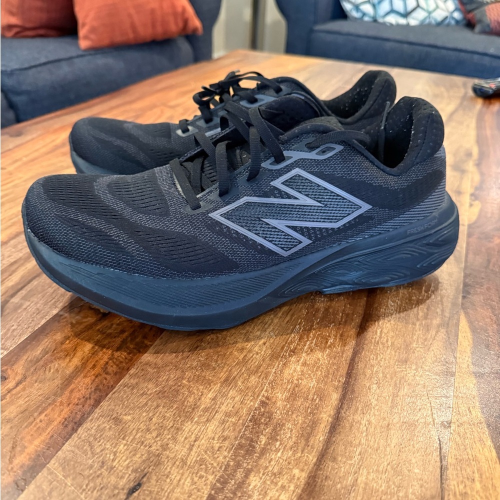 New Balance Men's Black Athletic Running Shoes with Reflective Logo 880